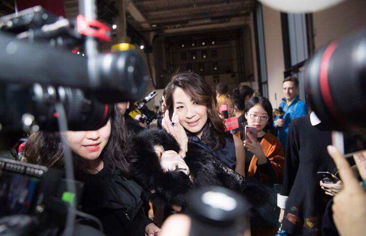 蹭时装周通稿,明星蹭秀时装周