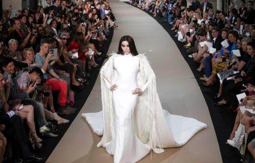 蹭时装周通稿,明星蹭秀时装周