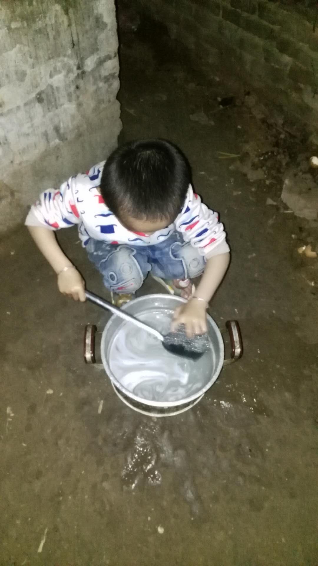 小孩儿被热水烫了,儿子手被烫到了