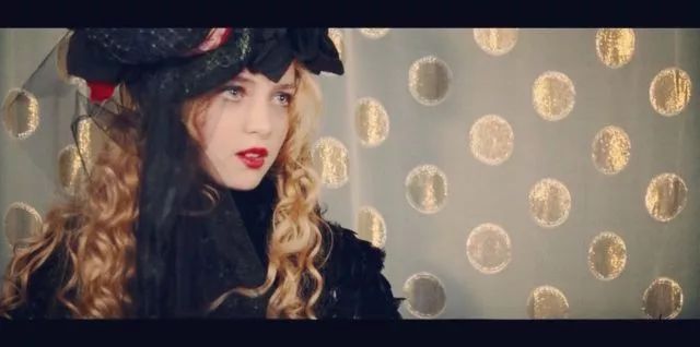 她11岁登上杂志封面，12岁拍摄色情电影，却跟母亲打了20年官司