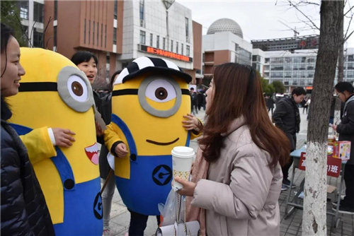 学雷锋爱心义卖活动小学生日记,小学生开展学雷锋献爱心义卖捐款