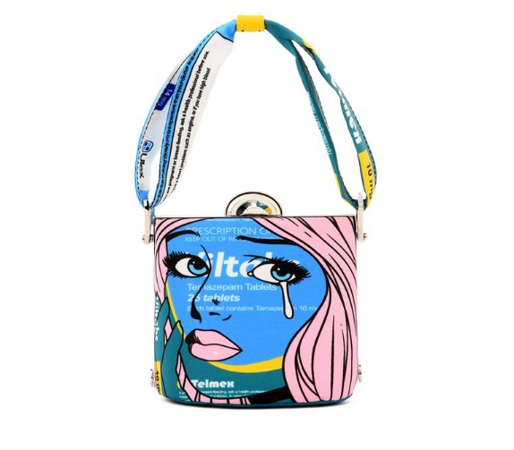 这包可以和春色媲美，印花彩虹条纹包包一定要有一个