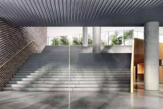 这个人在纽约最贵的地方，为穷人建了座金字塔