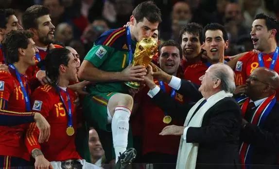 卡西利亚斯生日快乐,卡西利亚斯人生经历