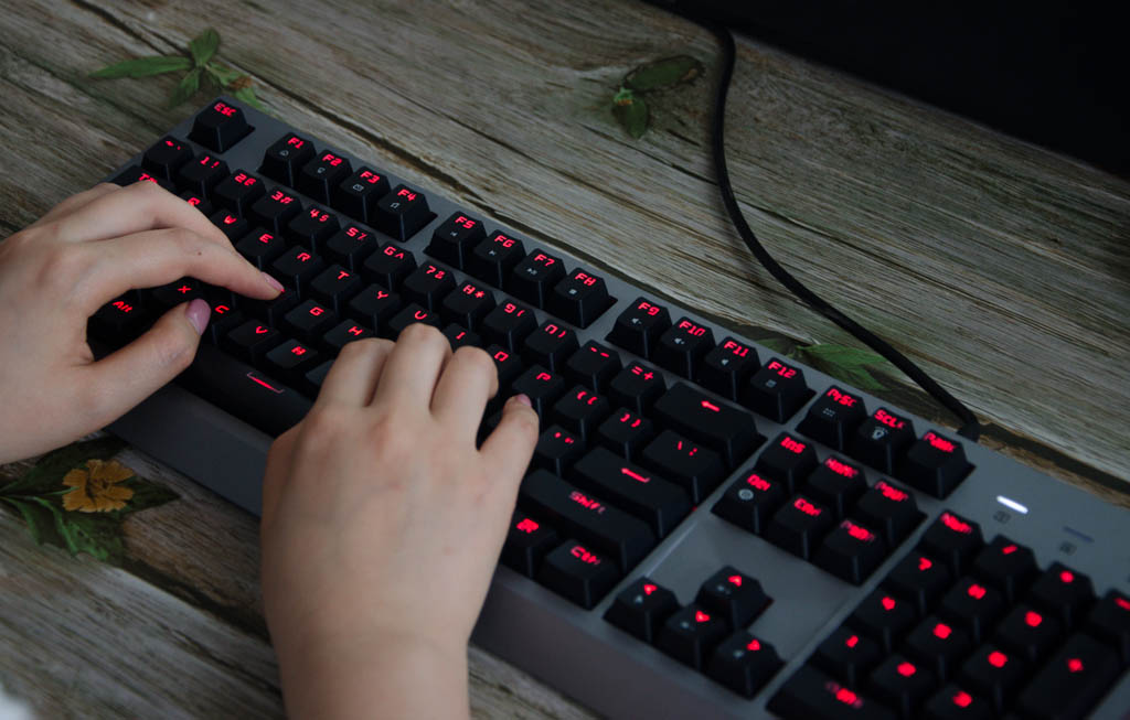 红轴机械键盘和普通键盘区别,机械键盘和机械轴键盘