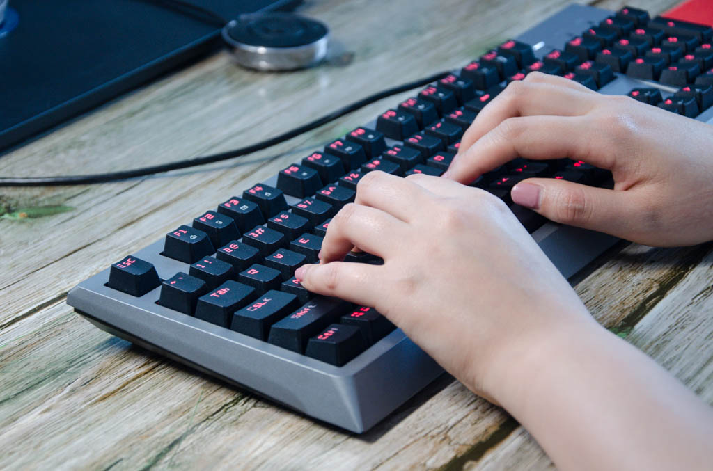 红轴机械键盘和普通键盘区别,机械键盘和机械轴键盘