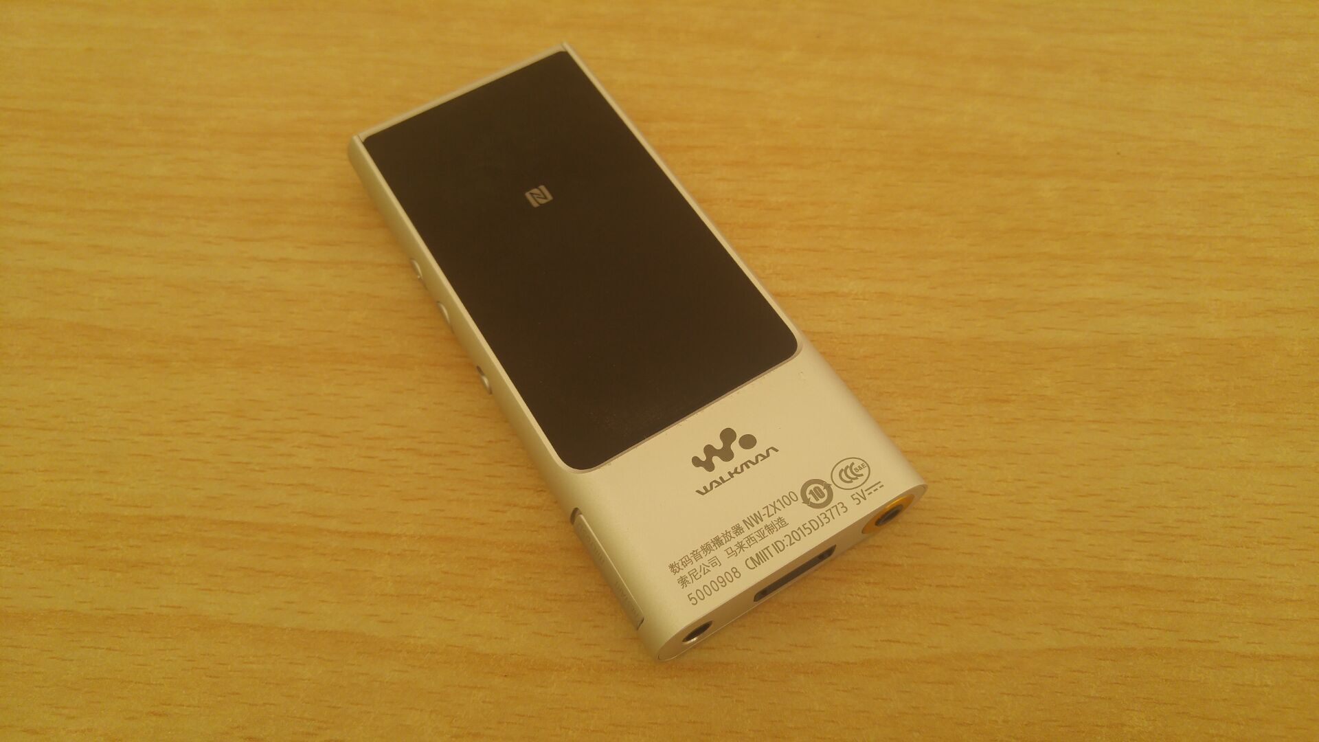 3000买个索尼a6000值不值,花1300买个耳机值得吗