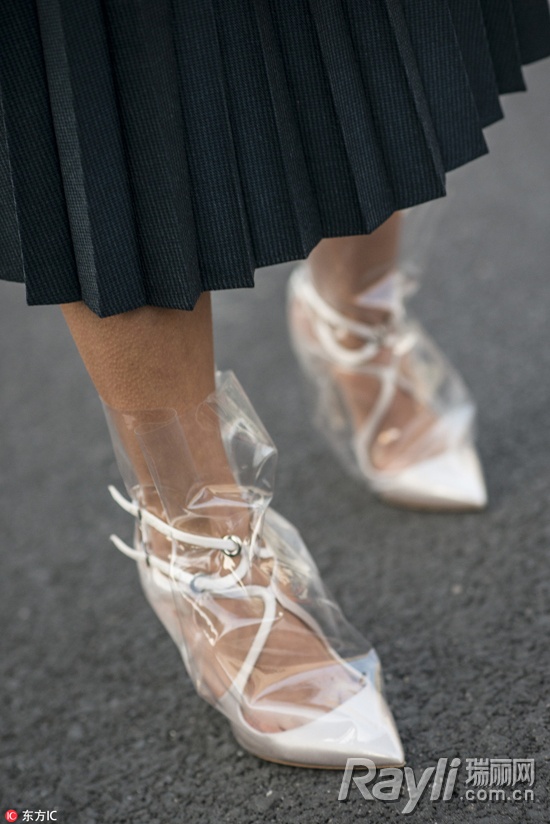 穿上透明PVC秒变“塑料姐妹花”从此阴天下雨都不怕