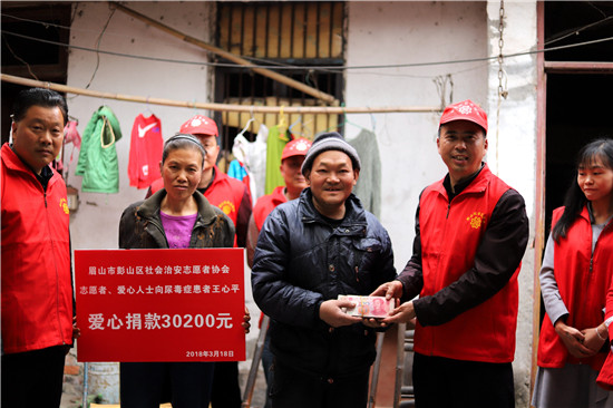 爱心帮扶尿毒症患者,四川彭山志愿者献爱心