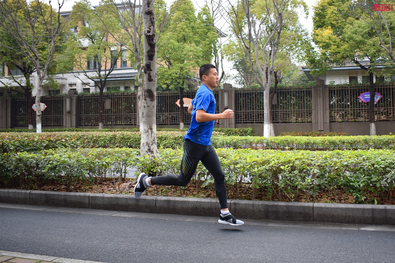 穿马拉松袜子跑步脚疼,李宁跑鞋袜套式