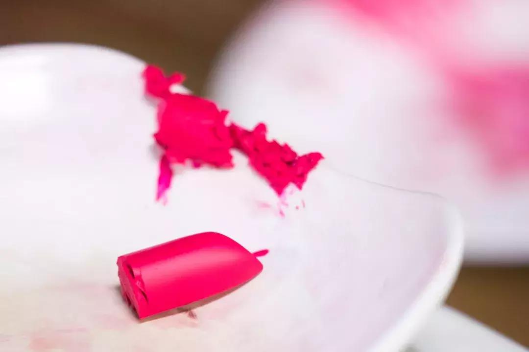 为什么女人这么爱口红？*力暴**拆了12支大牌口红，结果惊人地发现……