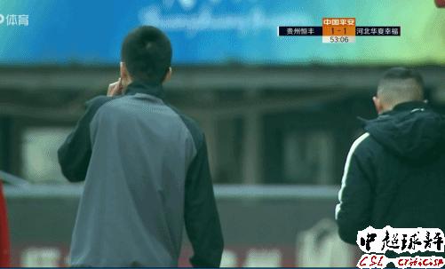 中国足球的悲哀：中超角旗杆坏掉竟中断比赛达5分钟！