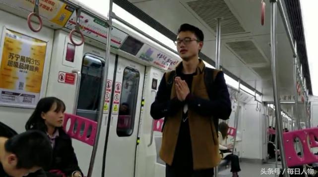 大学生普通话不好被嘲笑,18岁学生为克服口吃在公交上演讲