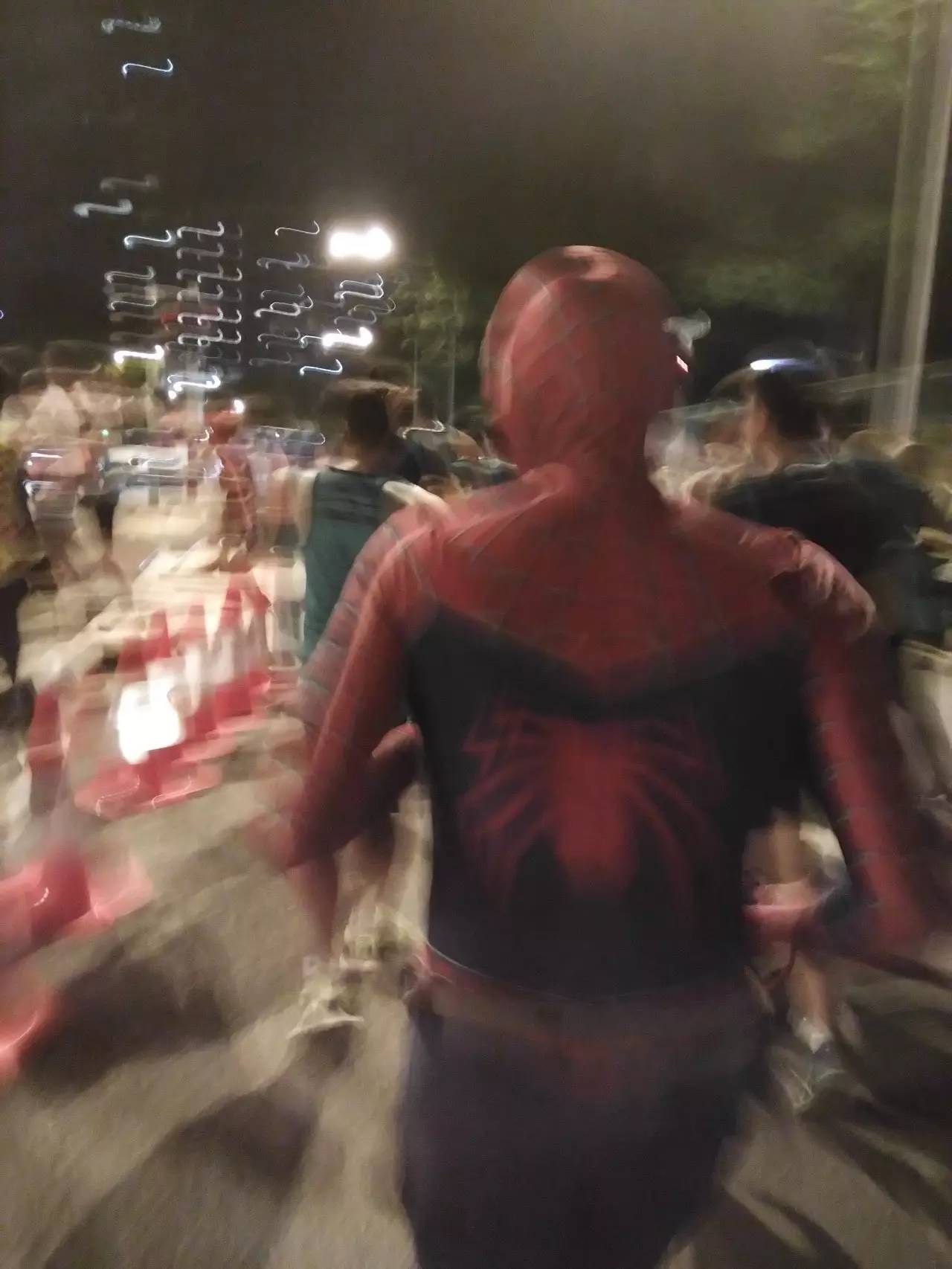 跑出一腿痱子热到炸裂!就这么铭记了新加坡日落马拉松的最美日出