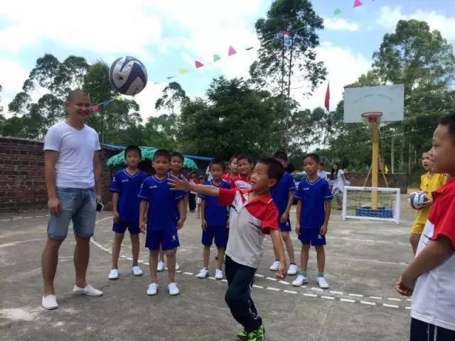 竟然有那么帅气的歪果仁教练来教踢球！这个六一真过瘾！