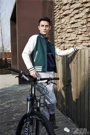 男神王凯：饭前健身房，饭后楼下慢跑衣架子是这样练成的