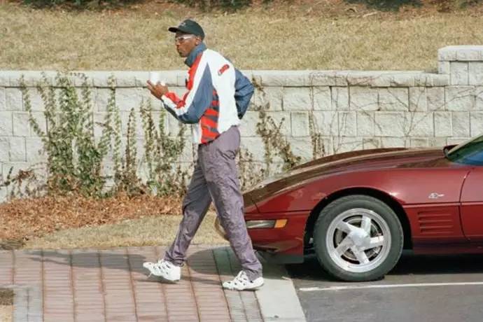 白色NMD、AJ简直防不胜防！看看Icon们夏天爱穿的小白鞋