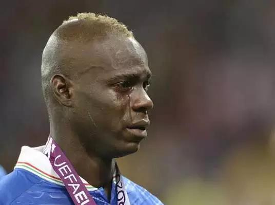 男儿有泪不轻弹中国军人,男儿有泪不轻弹天下足球