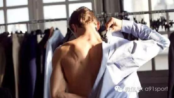 看这群男人是如何把xiong撑大的！