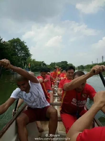 没有套路,很真诚,苏宁球员看望小朋友,阿兰划龙舟