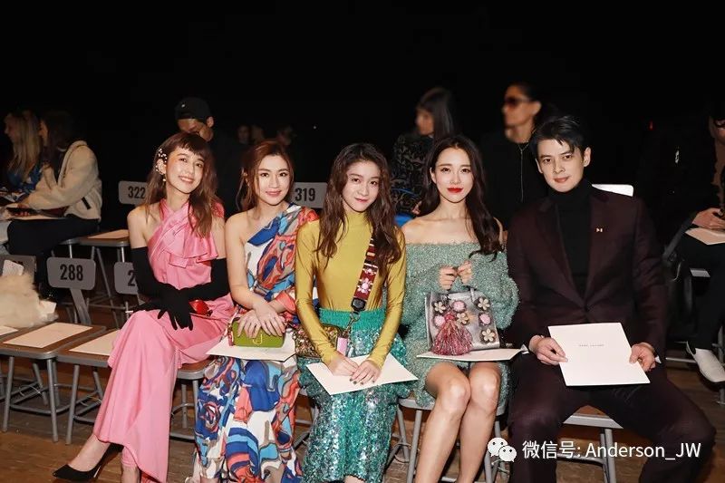 从扭腰到米兰｜一双漫画腿，她时髦纵横两大洲