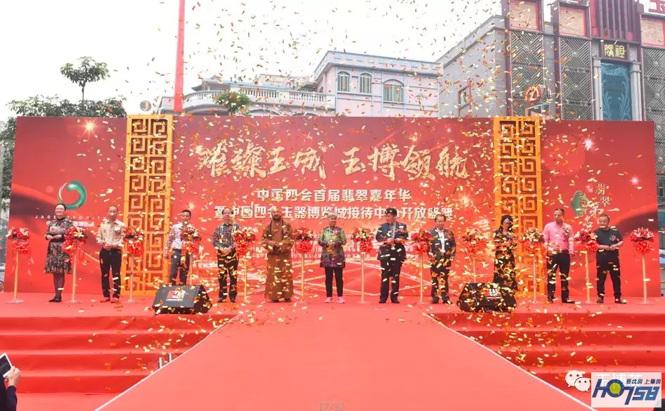 太壮观了!玉博城接待中心开放近万人围观,千万豪车、翡翠大秀、雄狮争霸激情上演