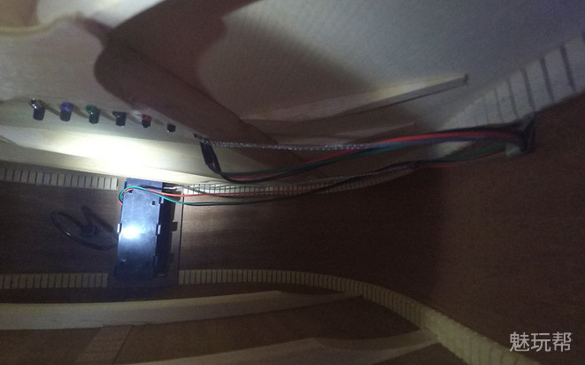 最新的智能吉他,智能手机你见过吗