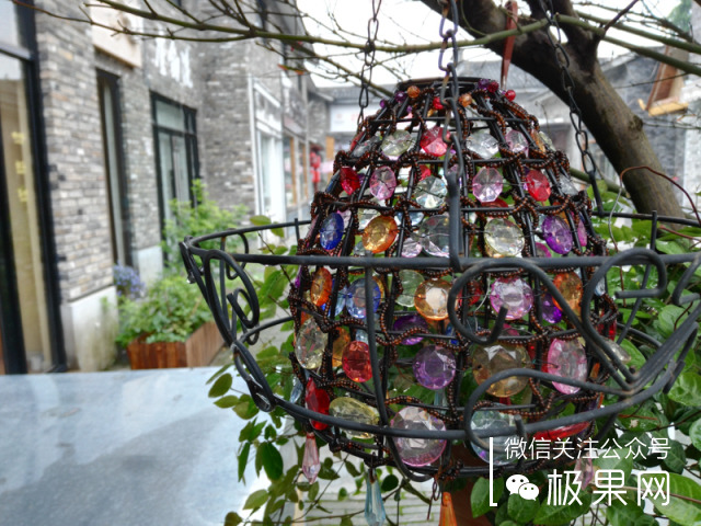 荣耀的这个电话充满心机，镜头竟可以翻转180°