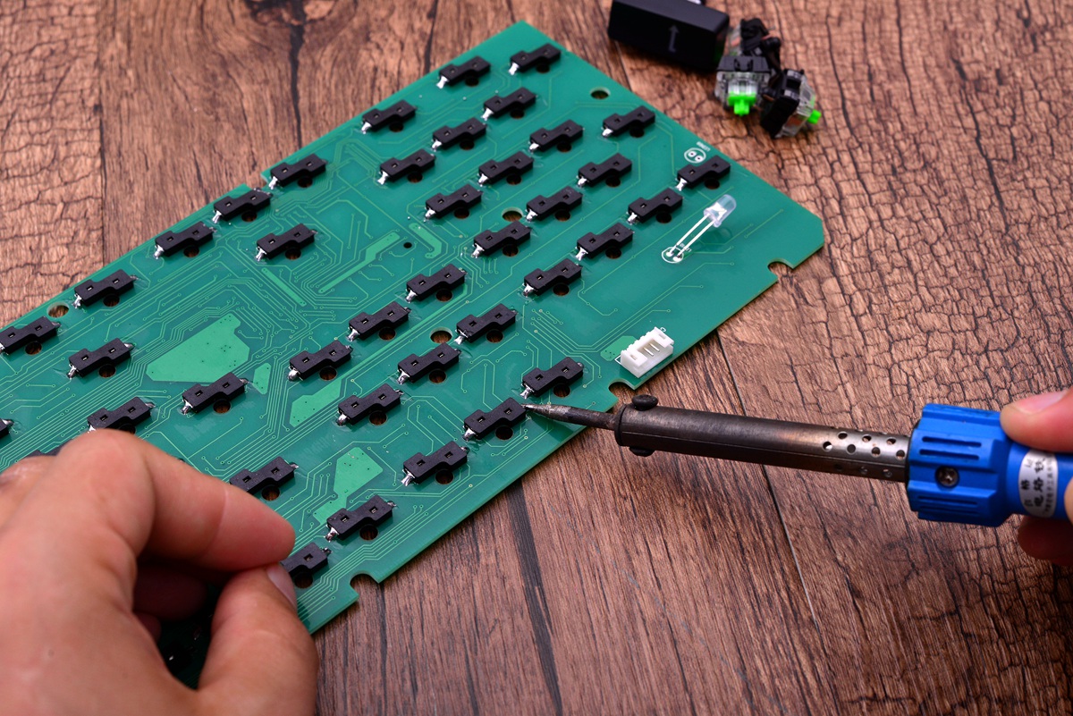 可换轴机械键盘走向2.0时代，E元素三防机械键盘对比拆解