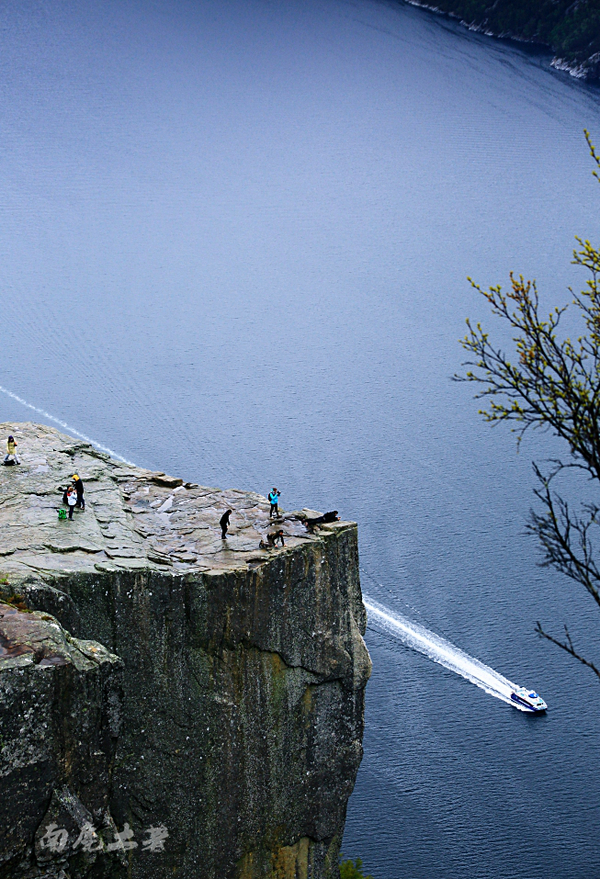 你敢站在悬崖边拍视频吗,你敢站在房顶边缘吗
