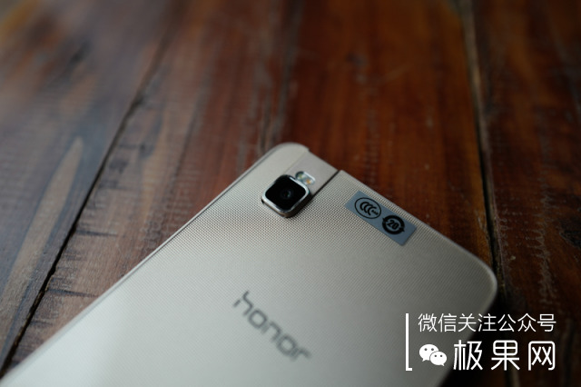 荣耀的这个电话充满心机，镜头竟可以翻转180°