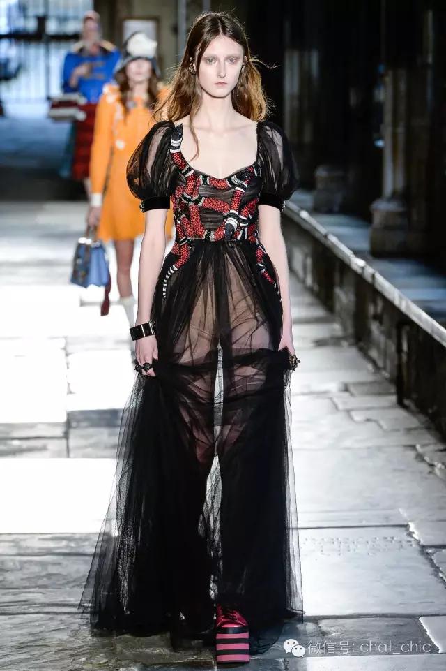 2009伦敦时尚时装走秀,在教堂走秀