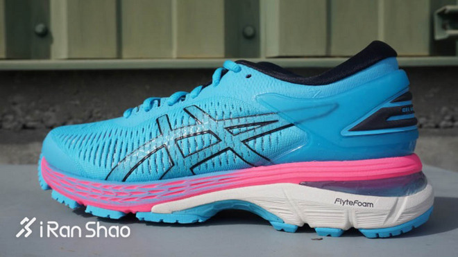 耐克亚瑟士联名跑鞋,一周运动新品春日跑鞋打响技术战