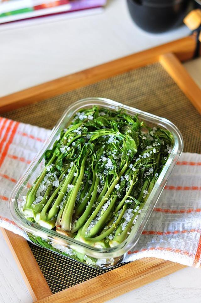 香椿芽腌制方法好吃还放不坏,香椿芽的腌制方法和时间