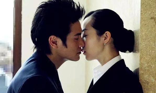 她年纪轻轻却与赵本山*祖英宋**平起平坐，背景身家壕到吓人被曝隐婚