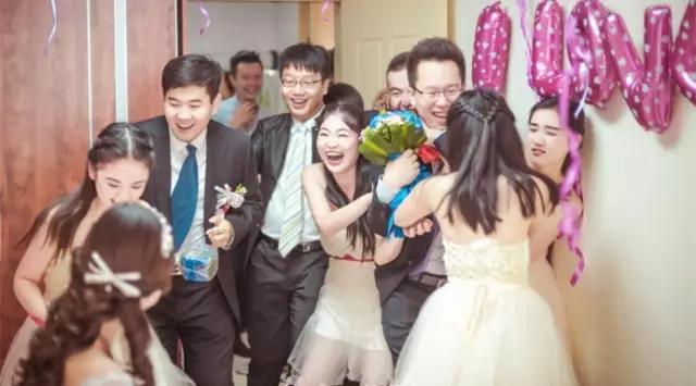 伴娘团堵门一个小时新郎直接走了,伴娘团堵门创意招数