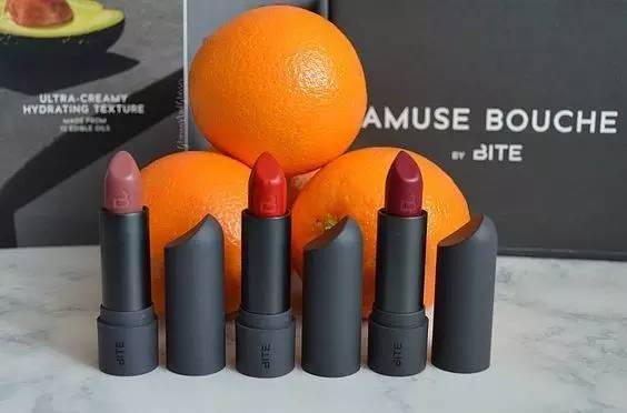 它既是女人们迷人的必备品，但它也是是女人的毒药！