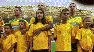 澳球星公然将手放女儿胸前上下游走，并遭镜头直播！网友：太猥琐