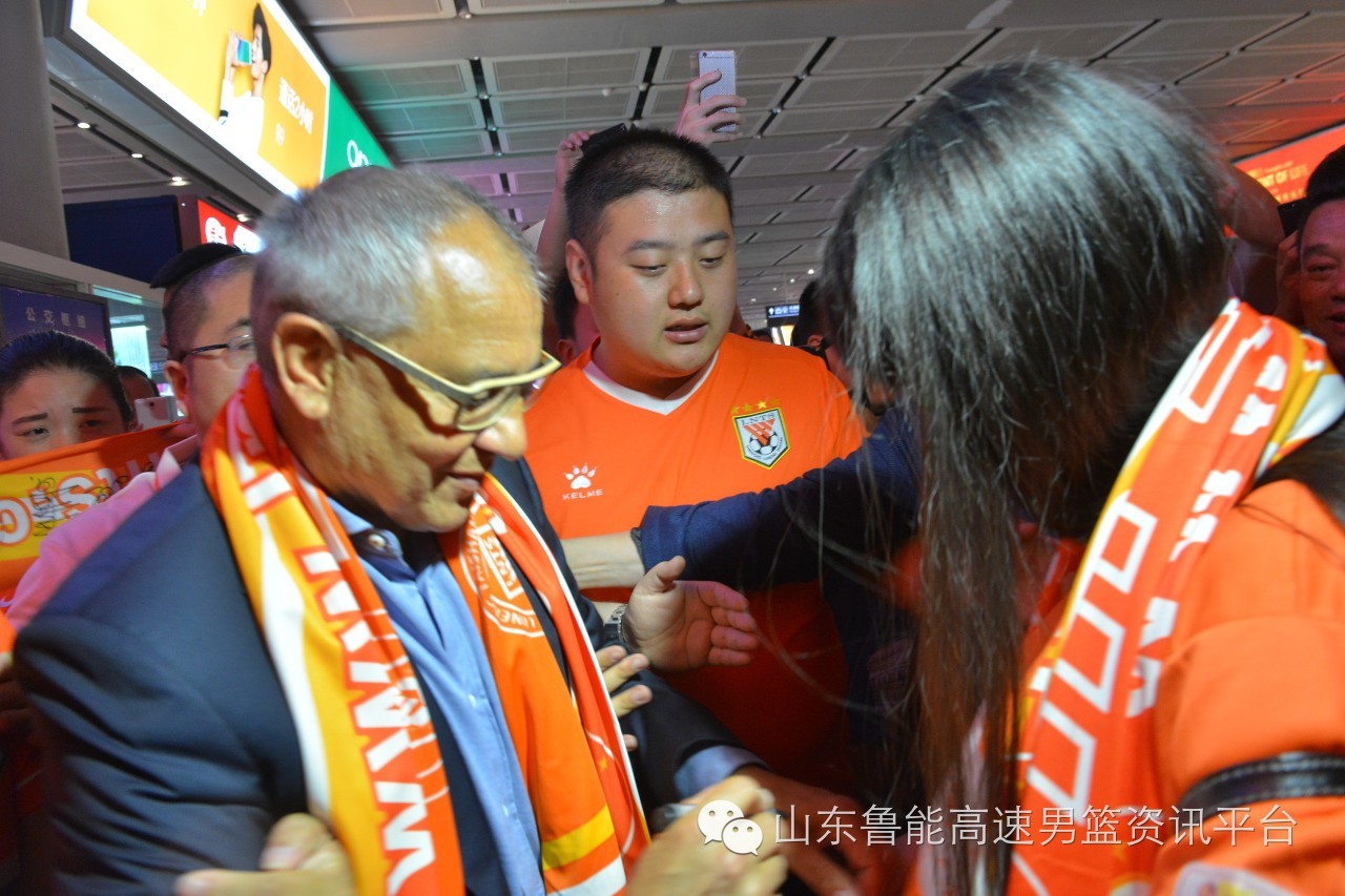 疯狂，马大帅来了！鲁能球迷热情接机！上任见面会明天进行！