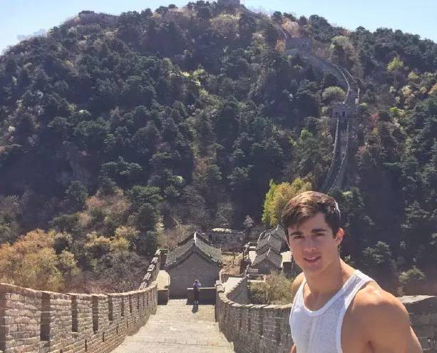 六岁被阿玛尼钦点为*用御**模特，他独家的身材秘笈