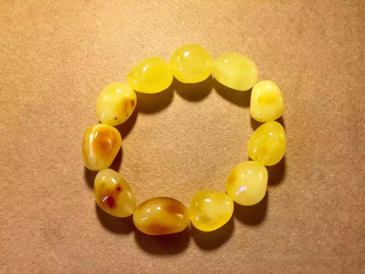 蜜蜡是世界几大宝石之一,琥珀蜜蜡是天然的有机宝石吗