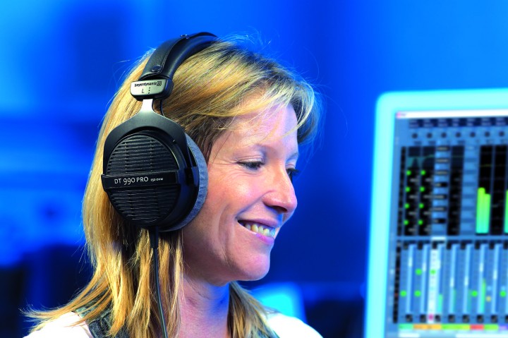 监听耳机的音质和普通耳机的区别,适合监听和听歌的耳机