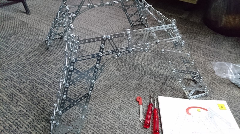 埃菲尔铁塔是怎样建成,埃菲尔铁塔怎么建成的