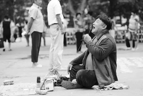 小编含泪告知：75岁的“谢傻子”重病住进矿三院