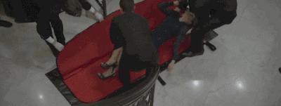 去年她穿阿迪王,今年就混进了时尚圈