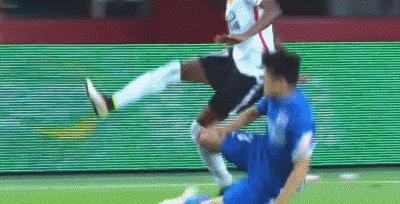 这种莽夫不配踢中超！蹬踹伤人如便饭把队友踢休克，竟毫无悔意