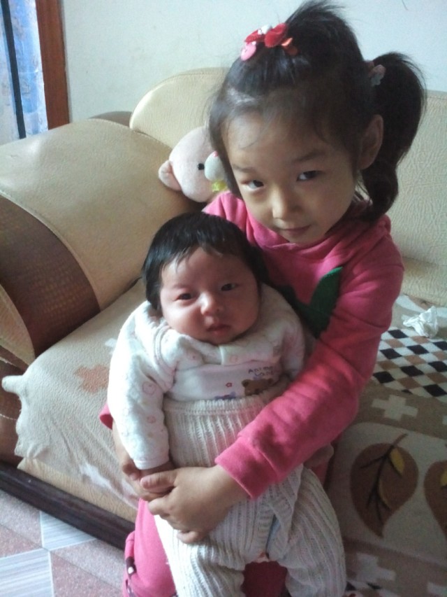 弟弟把姐姐嘴唇砸破,妹妹把姐姐手指咬哭了