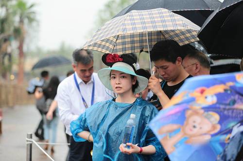 迪士尼雨中表演,上海迪士尼乐园雨中