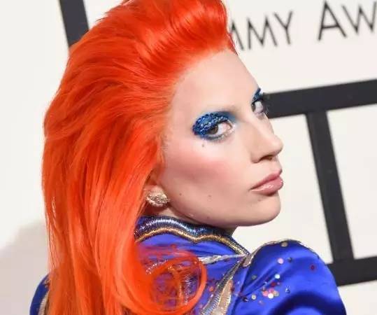 好莱坞小花们的妆扮“黑”历史竟然在今年全面翻盘！