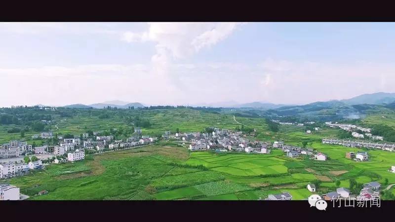 哈了哇，坐在云端往下看，这竟然是竹山啊！